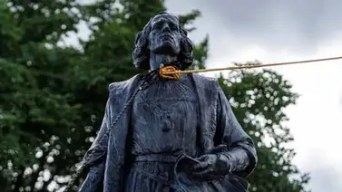 Retiran dos estatuas de Cristóbal Colón en Chicago tras protestas raciales Retiran dos estatuas de Cristóbal Colón en Chicago tras protestas raciales