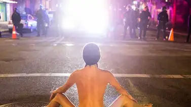 Atenea Desnuda: la mujer que se quitó la ropa y enfrentó a la policía en Portland Atenea Desnuda: la mujer que se quitó la ropa y enfrentó a la policía en Portland