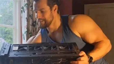 Henry Cavill seduce las redes con una PC como "arma"