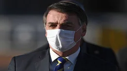 Bolsonaro, aislado por COVID-19, pide a alcaldes que abran el comercio