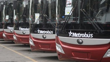 Gobierno entrega 600 unidades de metrobús para fortalecer rutas de transporte