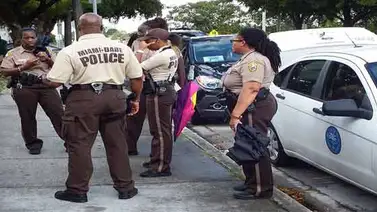 La policía de Miami prohíbe la técnica de arresto por estrangulamiento La policía de Miami prohíbe la técnica de arresto por estrangulamiento
