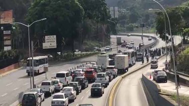 Protesta vecinal en la Autopista Prados del Este restringe el tránsito (+Video)