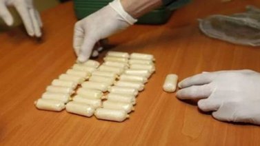 Detienen a tres sujetos por llevar 246 dediles de cocaína en vías digestivas