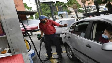 Comienzan a bajar colas para surtir gasolina en Caracas