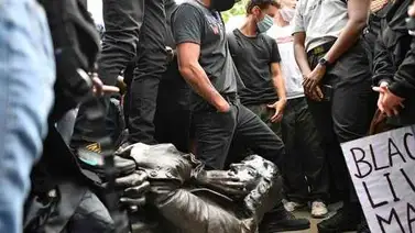 Manifestantes derriban estatua de comerciante de esclavos Manifestantes derriban estatua de comerciante de esclavos