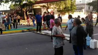 Cierran final de la Av. Baralt por falta de agua Cierran final de la Av. Baralt por falta de agua