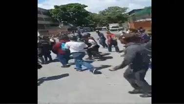 PoliSucre se enfrenta a motorizados tras negativa de dejar surtir gasolina a precio subsidiado (+Video) PoliSucre se enfrenta a motorizados tras negativa de dejar surtir gasolina a precio subsidiado (+Video)