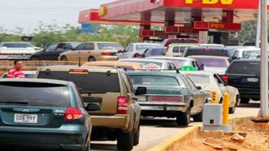 Venezolanos luchan para poder surtir de gasolina a sus vehículos