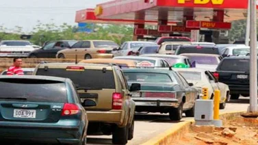 Venezolanos luchan para poder surtir de gasolina a sus vehículos