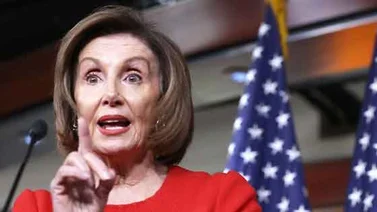 Pelosi exige a Trump "no avivar las llamas" con la Biblia en la mano
