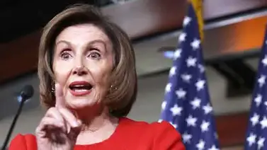 Pelosi exige a Trump "no avivar las llamas" con la Biblia en la mano Pelosi exige a Trump "no avivar las llamas" con la Biblia en la mano