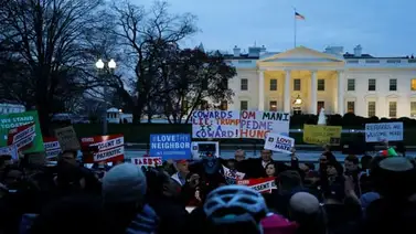 "Cacerolazo" y protesta frente a la Casa Blanca desafían el toque de queda "Cacerolazo" y protesta frente a la Casa Blanca desafían el toque de queda