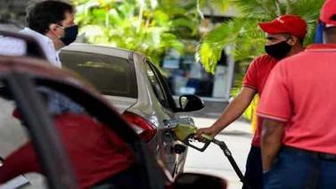 Dudas y dólares en mano: la gasolina estrena precio en Venezuela