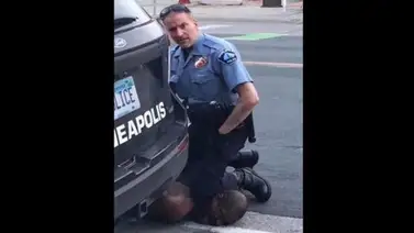 Acusan de asesinato en tercer grado a policía por la muerte de afroamericano Acusan de asesinato en tercer grado a policía por la muerte de afroamericano