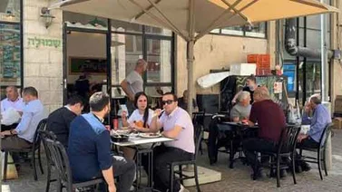 Cafés, restaurantes y bares reabren en Israel