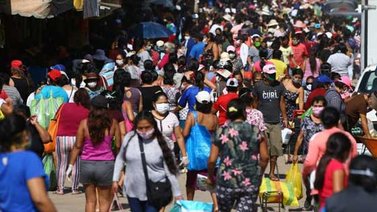 Perú interviene los mercados al descubrir cientos de vendedores con Covid-19