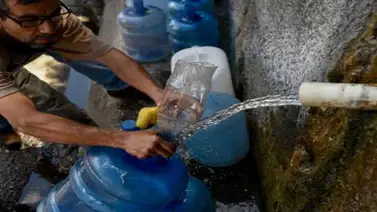 Venezolanos obligados a almacenar el agua Venezolanos obligados a almacenar el agua