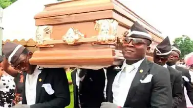 Este es el origen del vídeo de los “africanos bailando con un ataúd” Este es el origen del vídeo de los “africanos bailando con un ataúd”