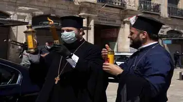 El fuego sagrado no tuvo velas de fieles que prender en Sábado Santo ortodoxo El fuego sagrado no tuvo velas de fieles que prender en Sábado Santo ortodoxo