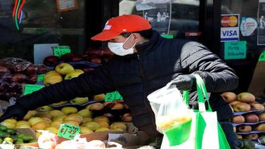 Nueva York "mirará" ofrecer ayudas a indocumentados pero advierte de graves "problemas financieros"