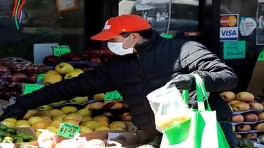 Nueva York "mirará" ofrecer ayudas a indocumentados pero advierte de graves "problemas financieros"