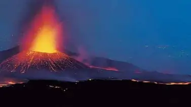 Entra en erupción el volcán Anak Krakatoa en Indonesia Entra en erupción el volcán Anak Krakatoa en Indonesia