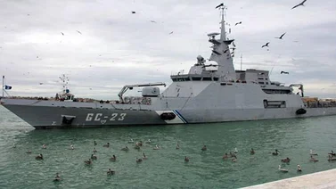 Zozobra guardacostas al chocar con barco portugues