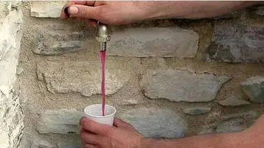 Los caños de un pueblo de Italia dan vino en vez de agua Los caños de un pueblo de Italia dan vino en vez de agua