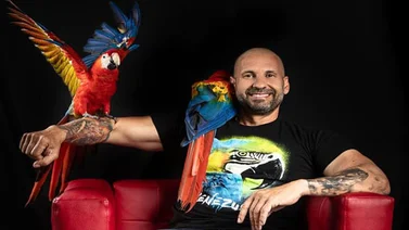 Denuncian a Richard Linares por tener guacamayas en su casa