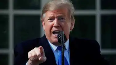 Trump acusa a Bloomberg de "amañar" las primarias en contra de Bernie Sanders Trump acusa a Bloomberg de "amañar" las primarias en contra de Bernie Sanders