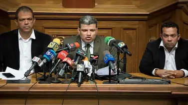 Luis Parra evita revelar los nombres de quienes votaron por él Luis Parra evita revelar los nombres de quienes votaron por él