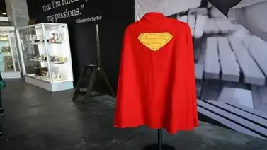 Subastan capa de Superman por casi 200.000 dólares en Hollywood Subastan capa de Superman por casi 200.000 dólares en Hollywood