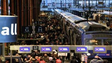 Franceses siguen en huelga pese a llamado al diálogo del gobierno