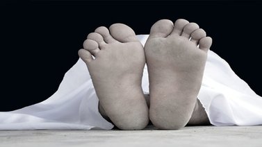 Meten el cadáver de un hombre en un congelador durante 10 años