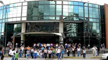 Caraqueños hacen largas colas en centros comerciales para aprovechar el Black Friday (+Videos)