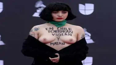 Mon Laferte se destapa los senos para protestar contra la "tortura" en Chile Mon Laferte se destapa los senos para protestar contra la "tortura" en Chile