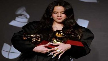 Rosalía reina en un Grammy Latino con reguetón y gestos de protesta