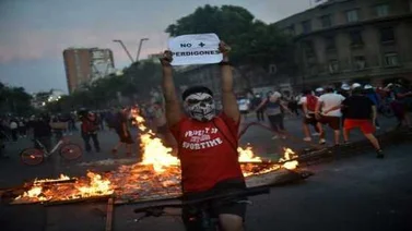 Huelga general mide fuerza con Piñera en cuarta semana de protestas