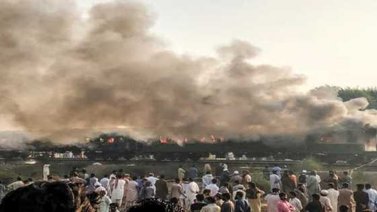 Al menos 71 muertos deja un incendio en un tren en Pakistán
