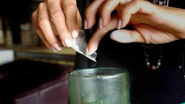 Mujer droga y roba a un hombre en su residencia