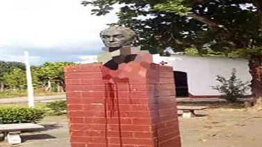 Colocan cabeza de un decapitado sobre la base de una estatua del Libertador