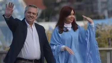 Alberto Fernández promete poner de "pie a Argentina" junto a Cristina Fernández Alberto Fernández promete poner de "pie a Argentina" junto a Cristina Fernández
