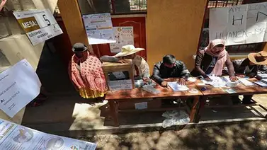 Las mesas electorales comienzan a cerrar en Bolivia tras 8 horas de votación Las mesas electorales comienzan a cerrar en Bolivia tras 8 horas de votación