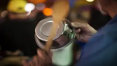 Ruido de cacerolas hace patente el descontento por toque de queda en Santiago Ruido de cacerolas hace patente el descontento por toque de queda en Santiago