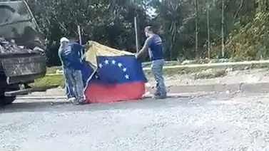 Capturan a cuatro hombres por recoger basura con la bandera de Venezuela Capturan a cuatro hombres por recoger basura con la bandera de Venezuela