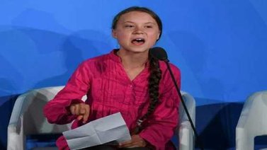 Muñeco con el rostro de Greta Thunberg es colgado en un puente de Roma