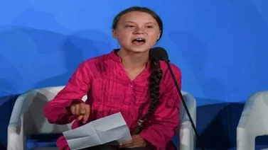 Muñeco con el rostro de Greta Thunberg es colgado en un puente de Roma