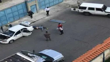 Hombre es hallado en la maleta de un vehículo con disparo en la cabeza