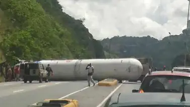 Gandola de Pdvsa Gas se vuelca en la Caracas- La Guaira (+Fotos) Gandola de Pdvsa Gas se vuelca en la Caracas- La Guaira (+Fotos)